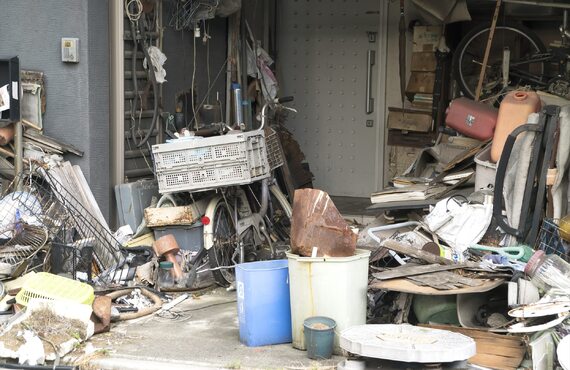 ゴミ屋敷等の特殊な現場の頑固な汚れも徹底清掃 | 札幌市の遺品整理ならご遺族様に寄り添う合同会社Gorises