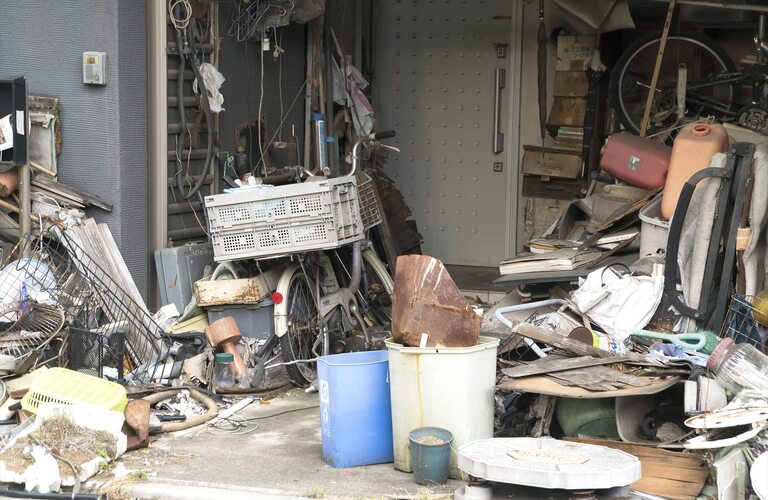 ゴミ屋敷等の特殊な現場の頑固な汚れも徹底清掃 | 札幌市の遺品整理ならご遺族様に寄り添う合同会社Gorises